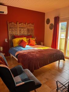 Ένα ή περισσότερα κρεβάτια σε δωμάτιο στο LES HAUTS DE BARROU Chambres d'Hotes