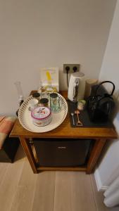 een tafel met een bord eten erop bij Marilou and Dalibor's room in Brussel