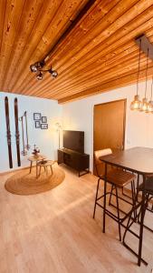 Μια τηλεόραση ή/και κέντρο ψυχαγωγίας στο AlpinRetro-Apartment I Stylisch & zentral I See & Berge I Luzern I Zürich I Stoos I Rigi