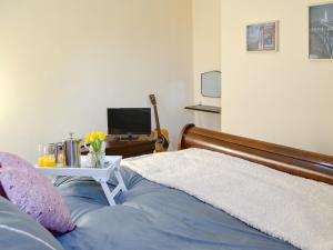 - une chambre avec un lit et une table avec une télévision dans l'établissement Marley's Retreat, à Seaton Delaval 12 autres photos