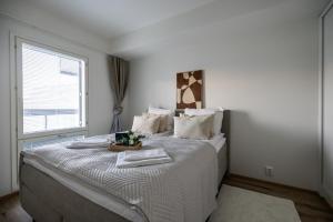 En eller flere senge i et værelse på Master Suites City Center By BookLapland