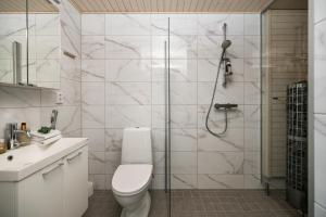 Et badeværelse på Master Suites City Center By BookLapland + 28 billeder