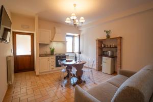 a living room with a couch and a table in a kitchen at La Torretta del Sementone in Assisi
