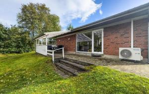 En have udenfor 3 Bedroom Stunning Home In Tarm + 10 billeder