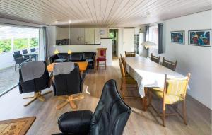 Et opholdsområde på 3 Bedroom Stunning Home In Tarm