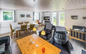 Et opholdsområde på 3 Bedroom Stunning Home In Tarm