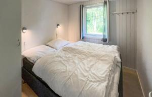 En eller flere senge i et værelse på 3 Bedroom Stunning Home In Tarm