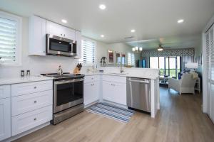 Köök või kööginurk majutusasutuses 1st Floor Sanibel Condo Steps From The White Sands Of The Gulf Of Mexico 5D1