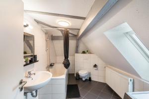 une salle de bain avec un lavabo et des toilettes dans l'établissement Am Röntgenmuseum, à Blume 13 autres photos