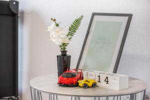 - une table avec un vase et une voiture de jouets dans l'établissement Am Röntgenmuseum, à Blume