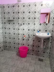 baño con lavabo y cubo rosa en Ashabhavan, en Varkala 57 fotos más