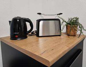 ein Teekessel und ein Toaster auf einer Theke in der Unterkunft Relax in der Röntgenstadt in Blume + 15 Fotos