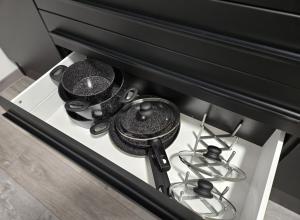 eine Gruppe Töpfe und Pfannen auf einem Herd in der Unterkunft Relax in der Röntgenstadt in Blume