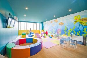 ein Zimmer mit einem Kinderzimmer mit einem Fisch-Wandbild in der Unterkunft Modern condo with full sea view, 4 min walk to Kamala beach in Kamala Beach