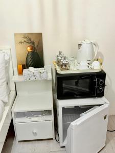 内罗毕The Hideout-Studio Apartment in Westlands的厨房里有微波炉和茶壶。 更多15张照片