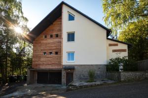 a house with a gambrel roof at Chata JedlOvka in Jiřetín pod Jedlovou
