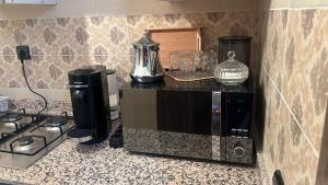 a microwave sitting on top of a counter in a kitchen at Appartement 2 chambres meublé Marrakech in Marrakesh