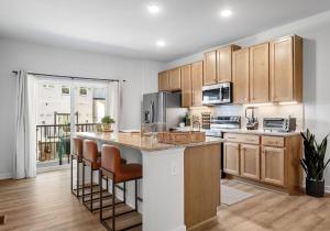 Nhà bếp/bếp nhỏ tại Beautiful Walkable 3-BR Midterm in Richmond Suburb