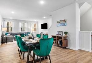 TV/trung tâm giải trí tại Beautiful Walkable 3-BR Midterm in Richmond Suburb