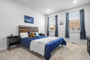 Giường trong phòng chung tại Beautiful Walkable 3-BR Midterm in Richmond Suburb