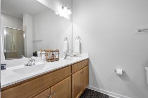 Phòng tắm tại Beautiful Walkable 3-BR Midterm in Richmond Suburb +23 ảnh