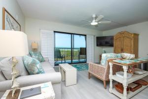 Μια τηλεόραση ή/και κέντρο ψυχαγωγίας στο Serene Sandalfoot condo steps from the beach Sanibel Island 1B2