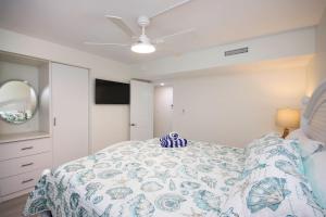 Ένα ή περισσότερα κρεβάτια σε δωμάτιο στο Serene Sandalfoot condo steps from the beach Sanibel Island 1B2 +19 φωτογραφίες