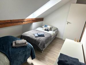 Postel nebo postele na pokoji v ubytování LGH-Moderne, ruhige Wohnung, Nähe zum Flughafen und Autobahn, 24h-self-check-in, vollausgestattet, DisneyPlus, Waschmaschine