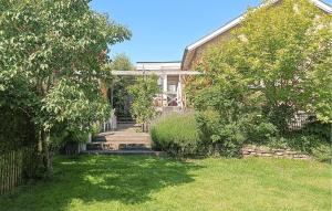 Κήπος έξω από το Stunning Home In Höganäs With Wifi