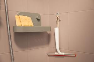 加尔达湖滨La Terrazza di Vincent sul Garda的浴室支架上的牙刷 更多28张照片