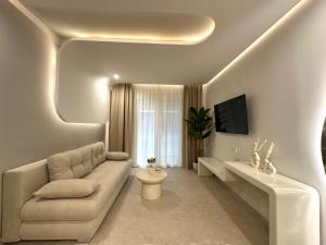 Μια τηλεόραση ή/και κέντρο ψυχαγωγίας στο NOÈA Luxury Suites