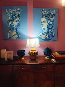 einen Tisch mit zwei Vasen und einer Lampe darauf in der Unterkunft Donna Lucia in Giardini-Naxos