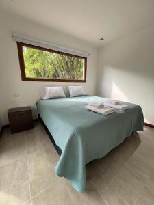 una camera da letto con un letto grande con una finestra di Departamento a estrenar cerca de la Avenida Principal en El Calafate a El Calafate