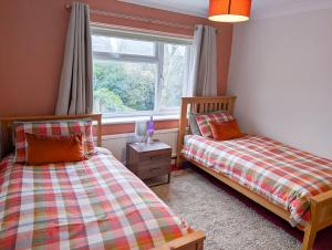 CBGにあるSpacious Family Retreat -sleeps 10-12の窓付きの客室で、ベッド2台が備わります。