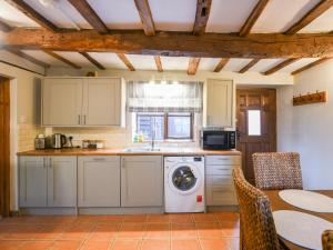 チャーチ・ストレットンにあるUk46590 - Longmyndのキッチン(洗濯機、テーブル付)