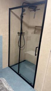 Ένα μπάνιο στο Newly Renovated Studio with Private Entrance