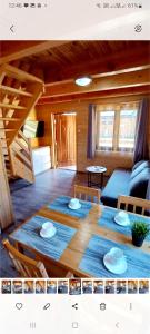 una sala de estar con una mesa y un sofá en Ośrodek 9Amber, en Pobierowo 23 fotos más