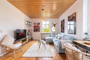 un salon avec un canapé et une télévision dans l'établissement Altbauwohnung in Mayen im Grünen, à Mayen