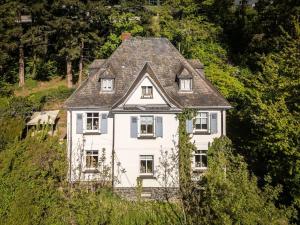 une maison blanche au sommet d'une colline dans l'établissement Altbauwohnung in Mayen im Grünen, à Mayen