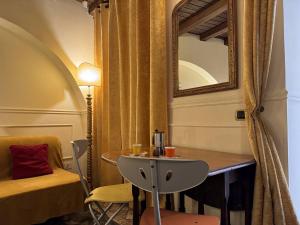 Habitación con mesa, espejo y cama. en Loft Navona - Centro Storico, en Roma