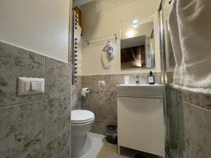 Un baño pequeño con inodoro y lavabo. en Loft Navona - Centro Storico, en Roma