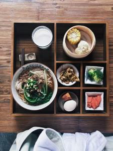 een tafel met borden met eten in een doos bij Chengdu Xiaoya Yard Hot Spring Hotel,Enjoy Soaking in natural hot springs,Traditional Chinese afternoon tea,Exquisite fruit platter in Longqiao