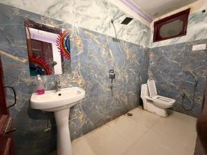 Un baño con lavabo e inodoro en Ashirwad Lucknow, en Lucknow 11 fotos más