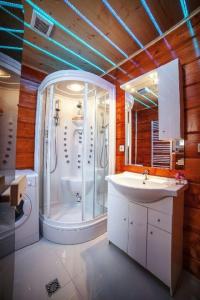 ein Badezimmer mit Dusche und Waschbecken in der Unterkunft Domek z widokiem na góry in Targoszów