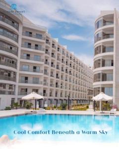 a hotel with a swimming pool in front of a building at غرفه فندقيه in Hurghada