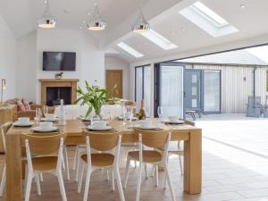 Μια τηλεόραση ή/και κέντρο ψυχαγωγίας στο Manor Lodge Stables