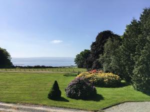 GlenurguhartにあるHeather Lodgeの畑の花木庭園