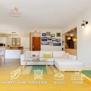 Un lugar para sentarse en "The Oak’s Villa" Poolspa Nature