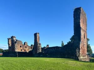 een kasteel met twee torens op een groen veld bij Clementi - Uk47197 in Penrith