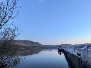 een boot is aangemeerd op een dok aan een rivier bij Clementi - Uk47197 in Penrith